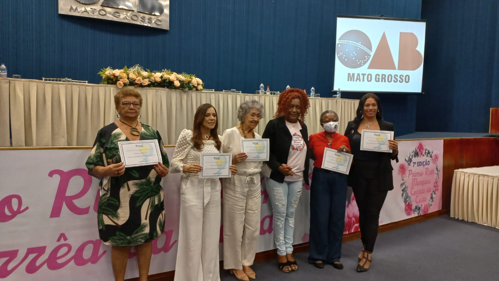 As agraciadas com o diploma de participação ao lado da presidente do CEDM, Ana Carolina, e a premiada da categoria em vida, Daniella Veyga