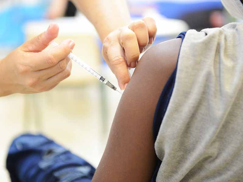 Comissão do Senado aprova projeto de vacinação em escolas públicas